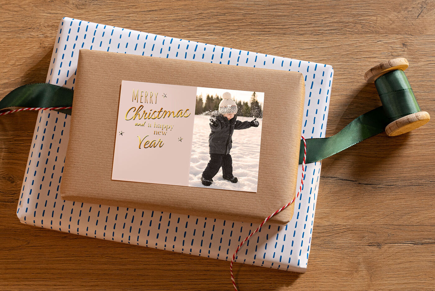Een liefdevol verpakt cadeau in feestelijk ontwerp op een houten tafel, omringd door lint en een houten klos.